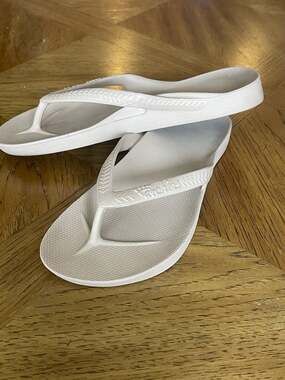 ARCHIES Arch Support Flip Flops - Classic - light tan - womens 9